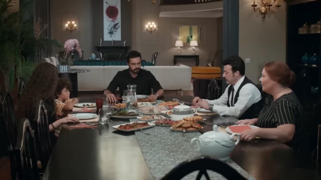 Yaman zasiada do kolacji z domownikami.