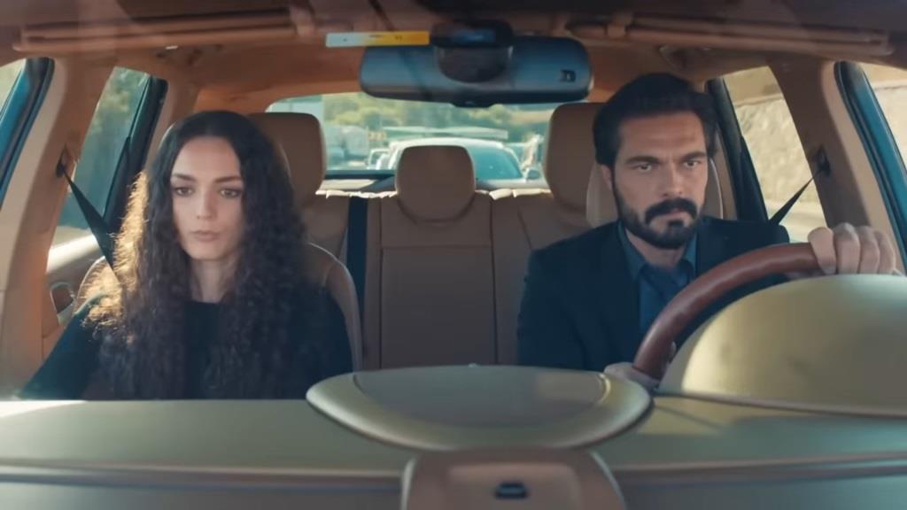 Nana i Yaman jadą samochodem.