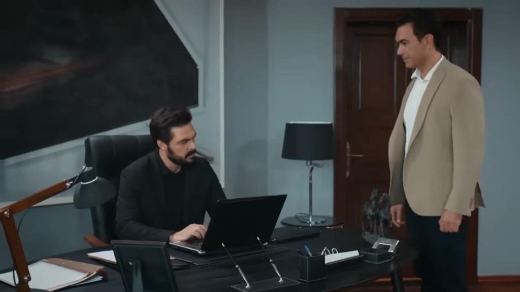 Nedim w gabinecie Yamana.