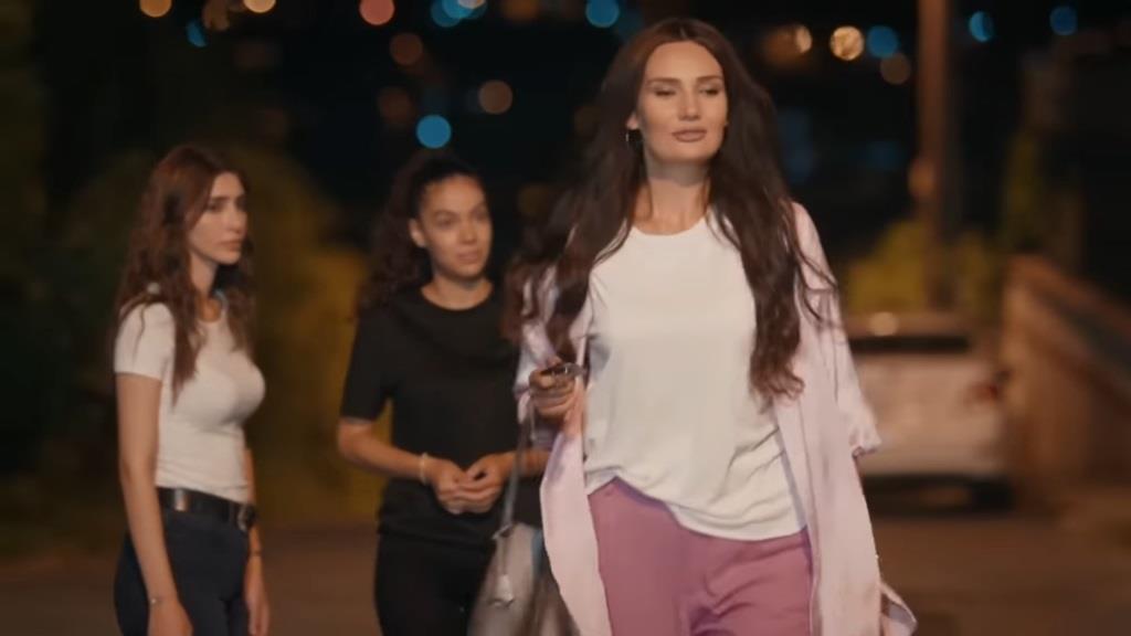 Duygu i Yasemin patrząc na odchodzącą Yagmur.