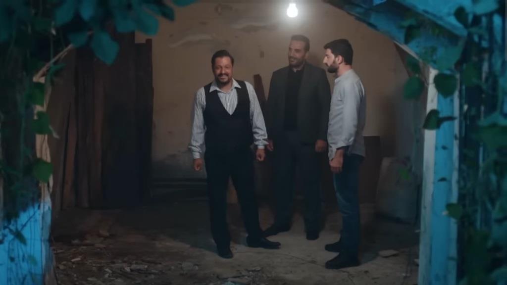 Idris, Kazim i jeszcze jeden mężczyzna podczas zebrania w szopie.