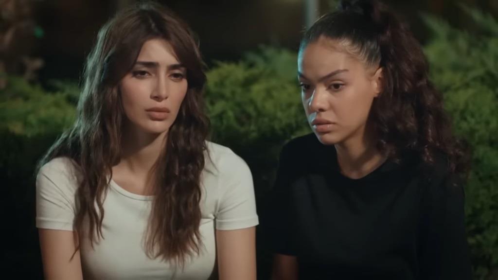 Duygu i Yasemin. Obie są zasmucone.