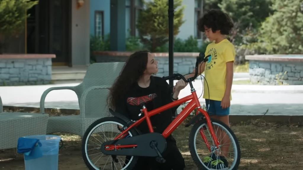 Nana namawia Yusufa na jazdę rowerem.