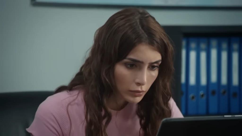 Duygu siedzi przed komputerem Aliego.