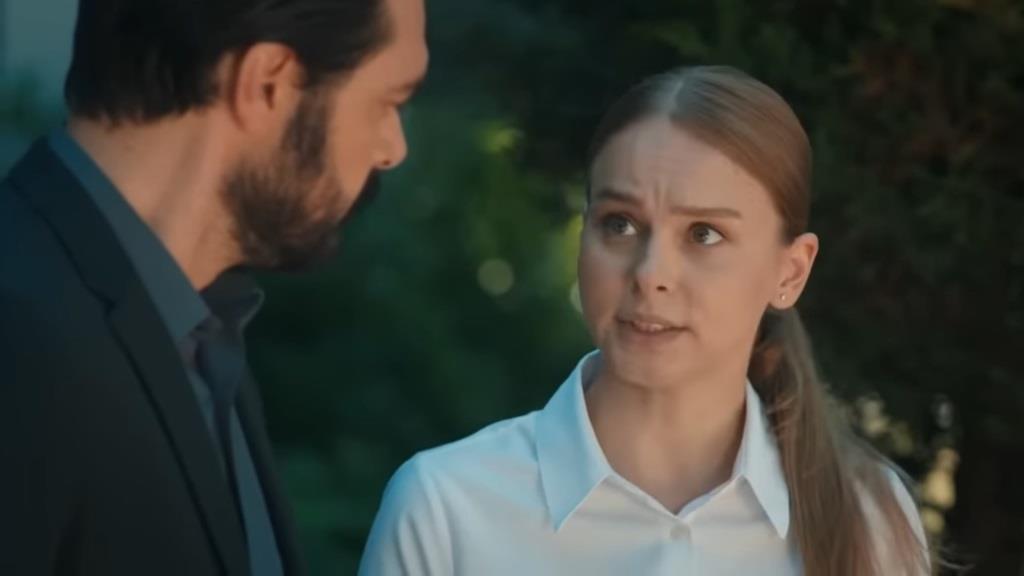 Neslihan rozmawia z Yamanem.