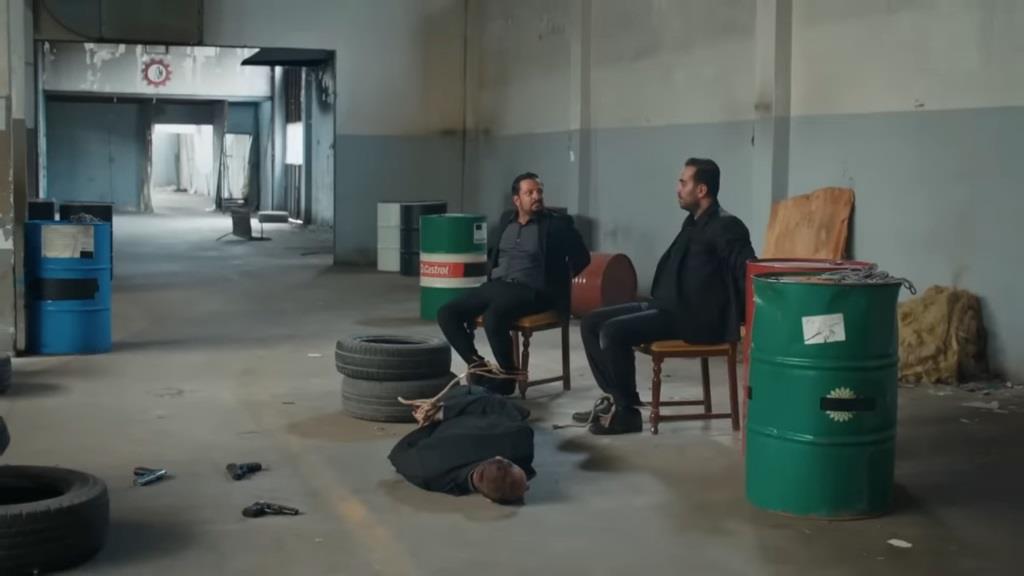 Idris, Kazim i ochroniarz zostają obezwładnieni.