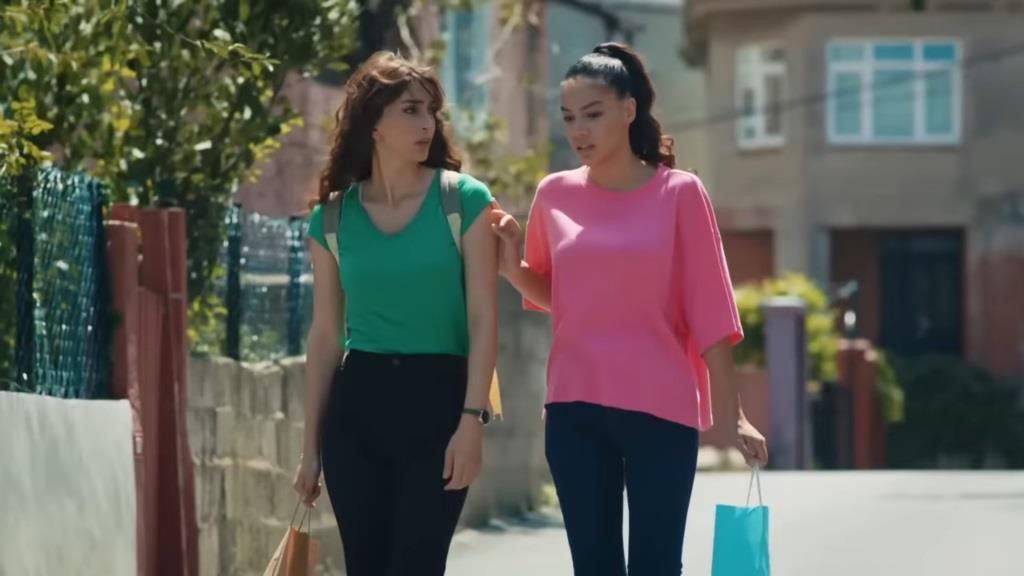 Duygu i Yasemin spacerują na zewnątrz.