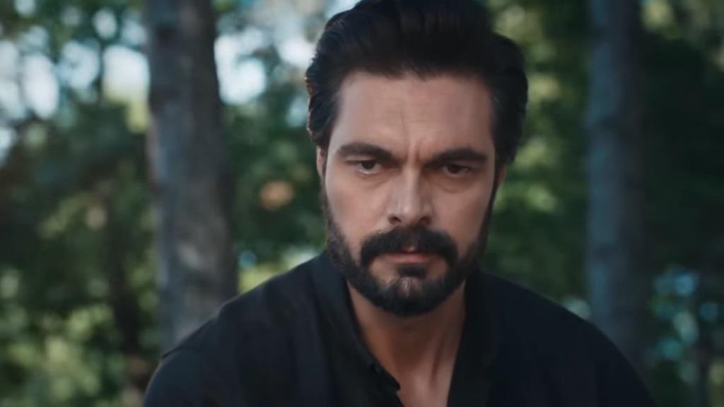 Zbliżenie na napiętą twarz Yamana.