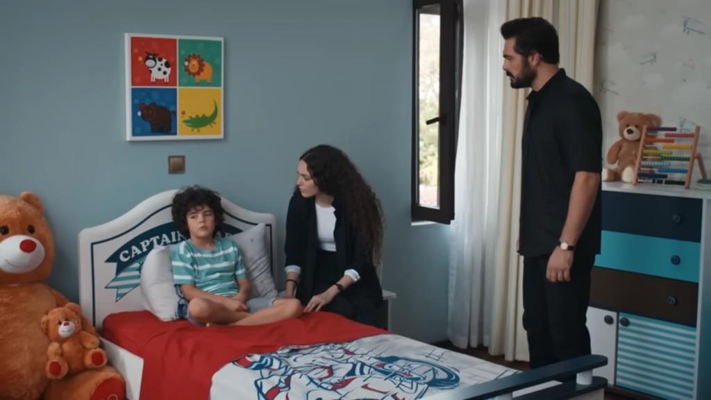 Yusuf siedzi na łóżku. Nana kuca przy nim. Obok stoi Yaman.