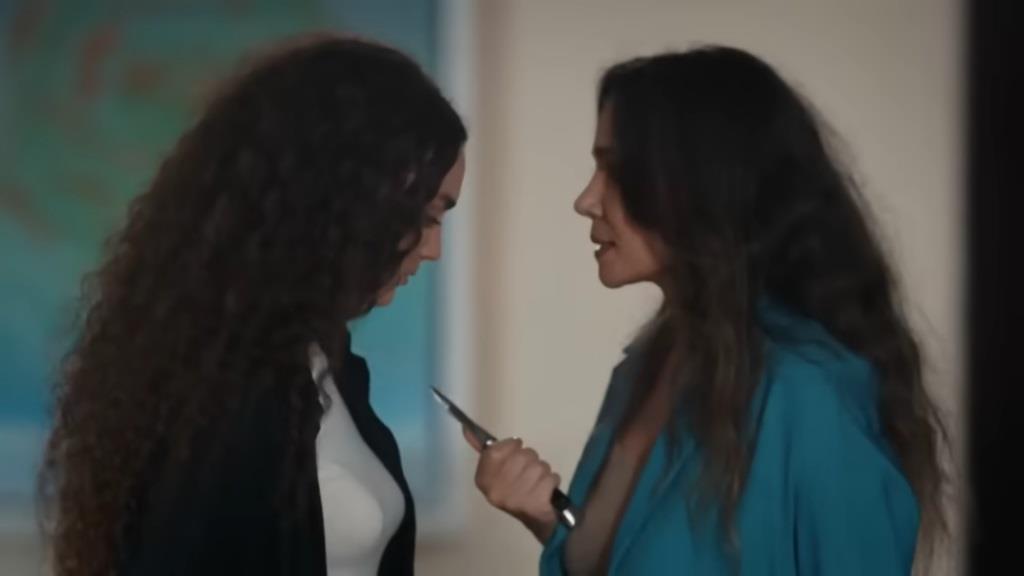 Agentka Idrisa grozi Nanie nożem.