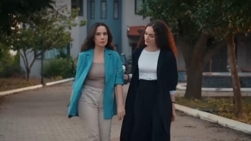 Nana wyprowadza agentkę Idrisa z terenu rezydencji.