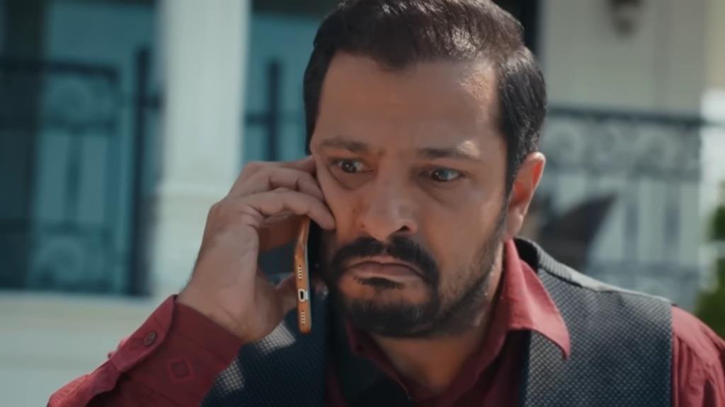 Idris prowadzi rozmowę telefoniczną. Na jego twarzy maluje się napięcie.