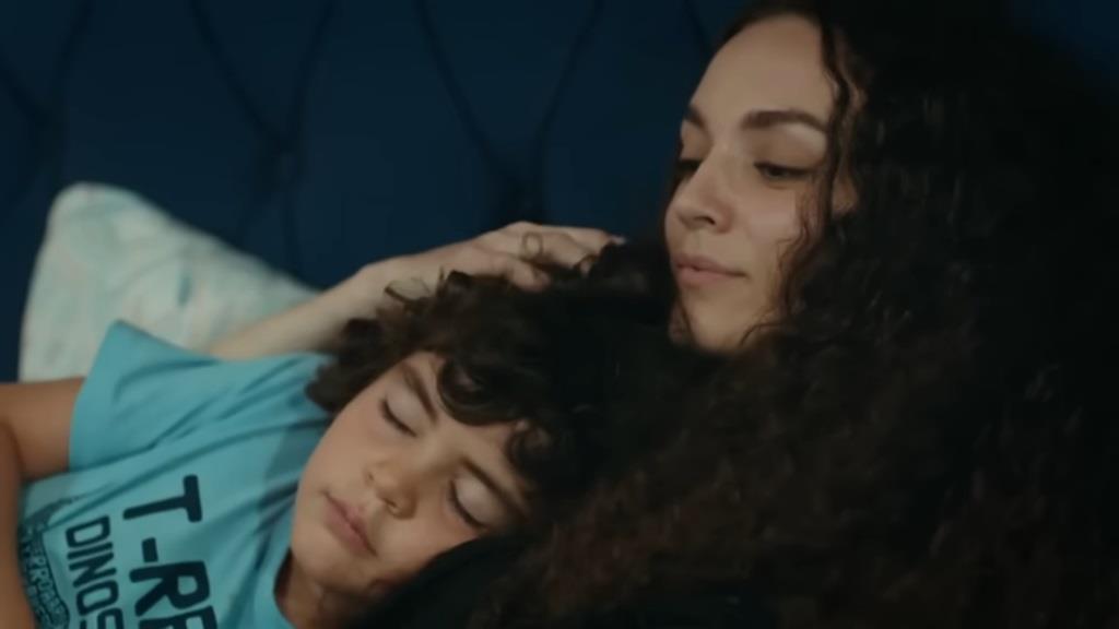 Yusuf zasypia na ramieniu Nany.
