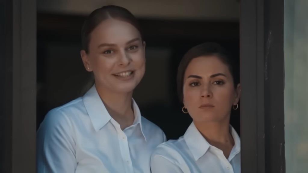 Neslihan uśmiecha się, a Aynur patrzy gniewnie.