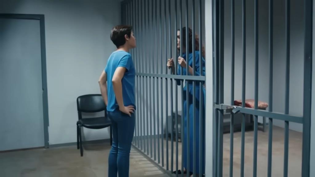 Kara rozmawia z uwięzioną w celi Naną.