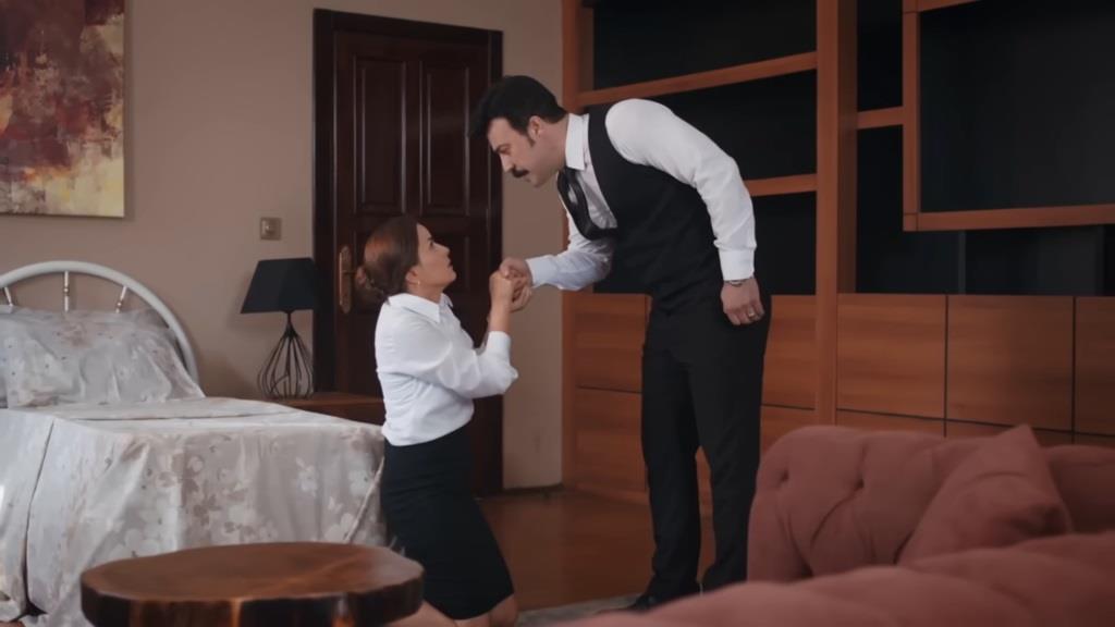 Aynur klęczy przed bratem.