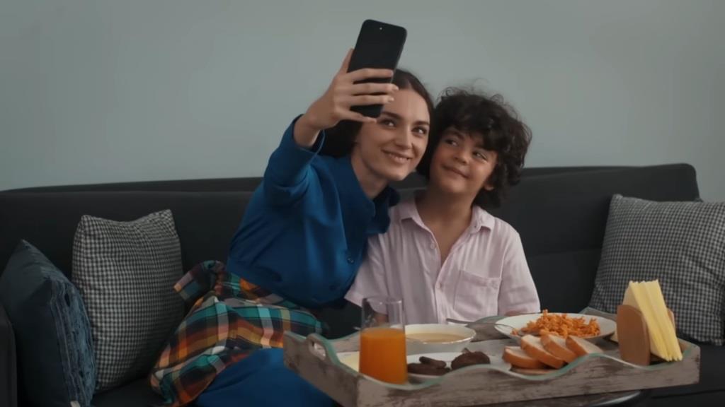 Nana i Yusuf robią sobie selfie. Oboje są uśmiechnięci.