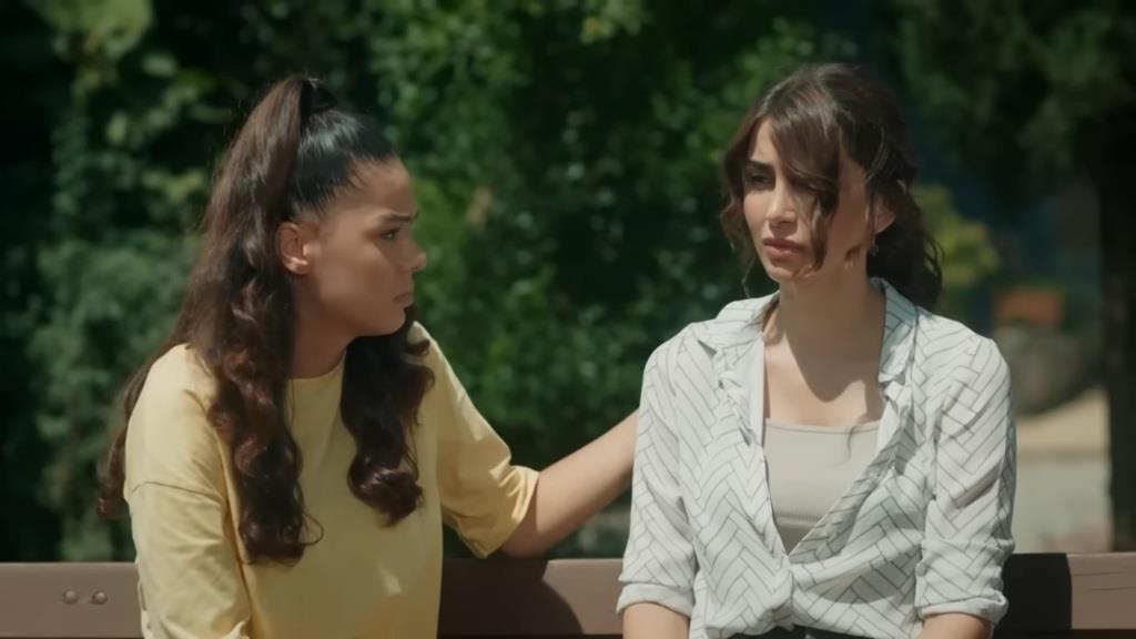 Yasemin pociesza Duygu, dotykając jej ramienia.