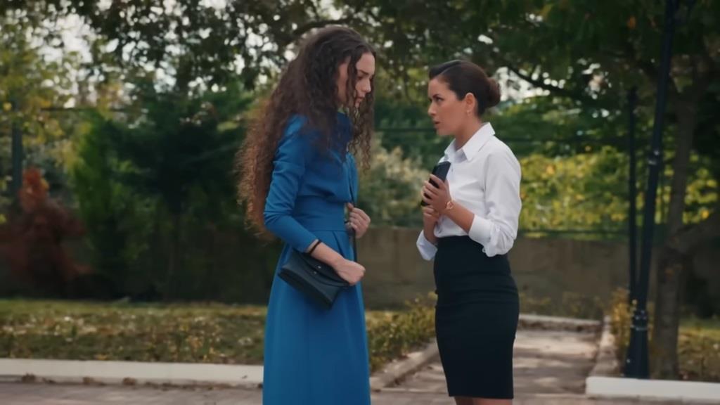 Aynur stoi przed Naną i pokazuje jej coś na telefonie.