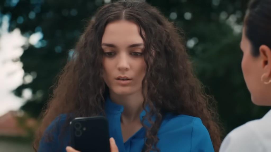 Nana jest w szoku, patrząc na ekran telefonu Aynur.