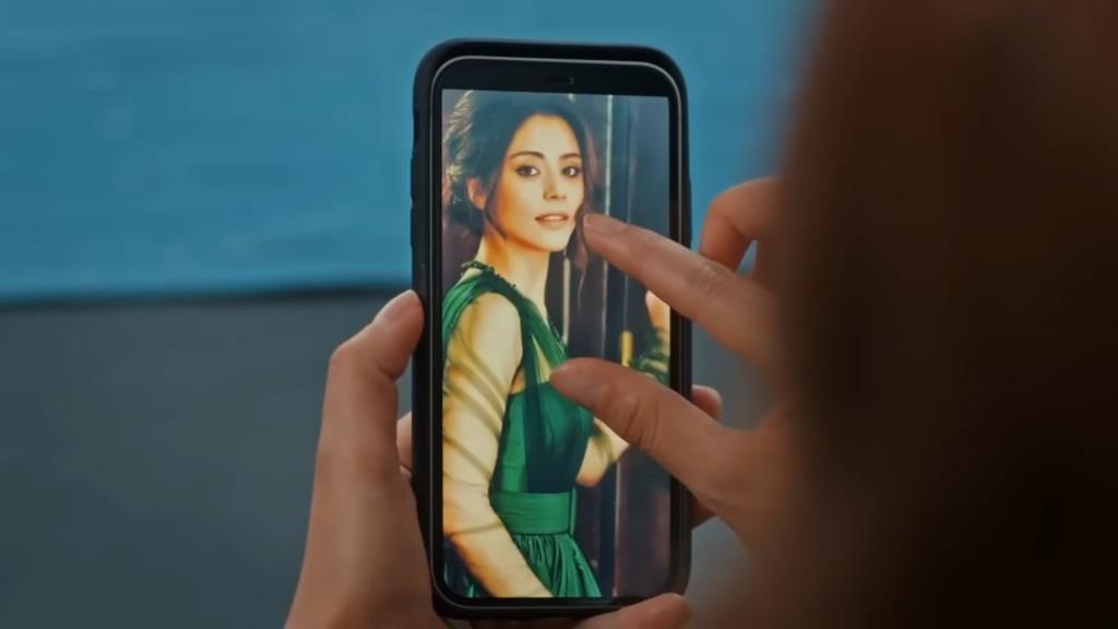 Zdjęcie Seher na telefonie.