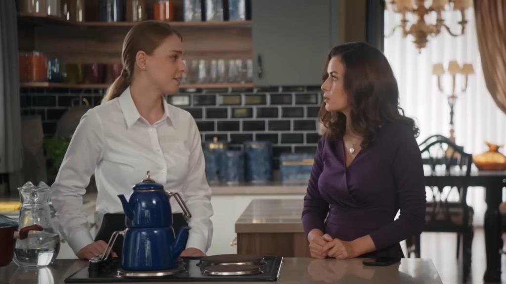 Neslihan i Aynur rozmawiają w kuchni.