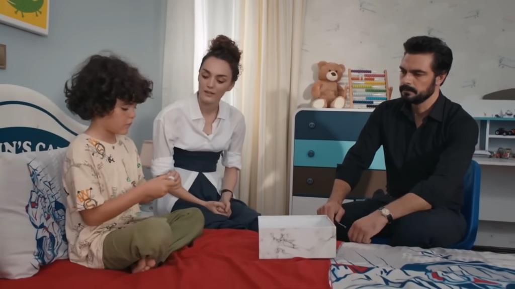Yusuf, Nana i Yaman grają we wspólną grę.