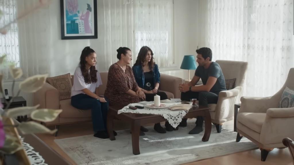 Yasemin, Semra i Duygu siedzą na sofie. Na fotelu obok siedzi Ali.
