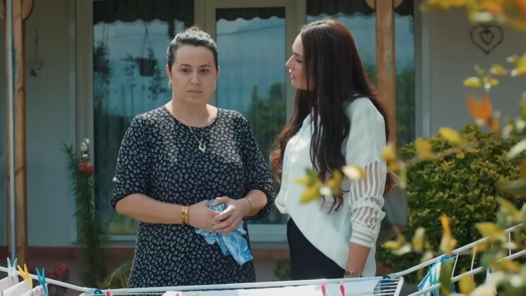 Yagmur doprowadza Semrę do kryzysu, mówiąc jej o swoim związku z Alim.