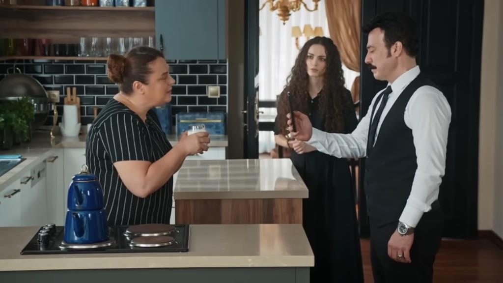 Cenger nagrywa Adalet, a Nana to obserwuje.