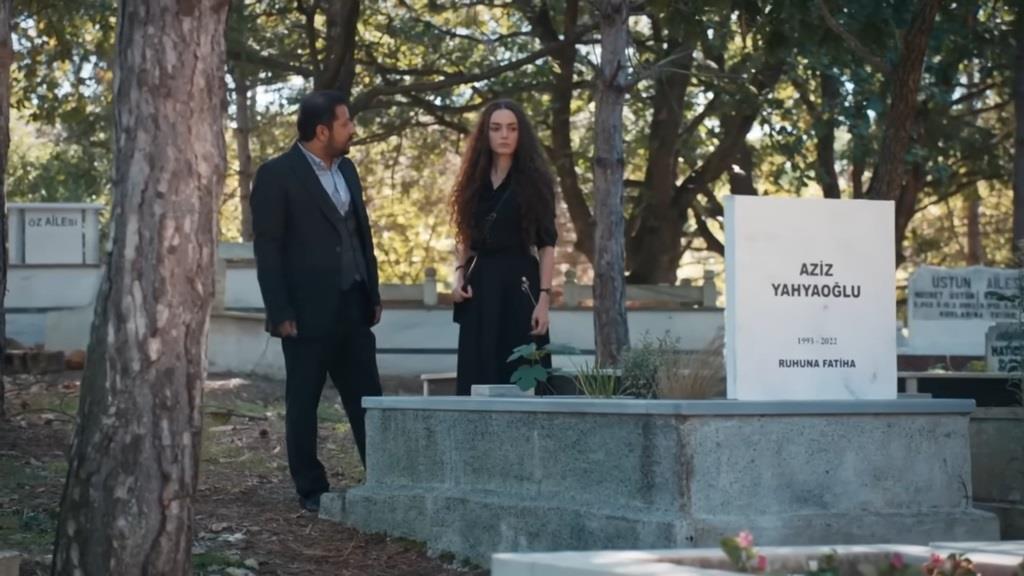 Idris i Nana na grobie Aziza.
