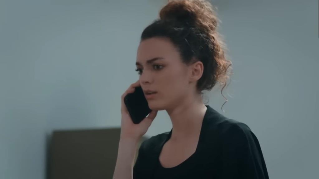 Nana rozmawia przez telefon.