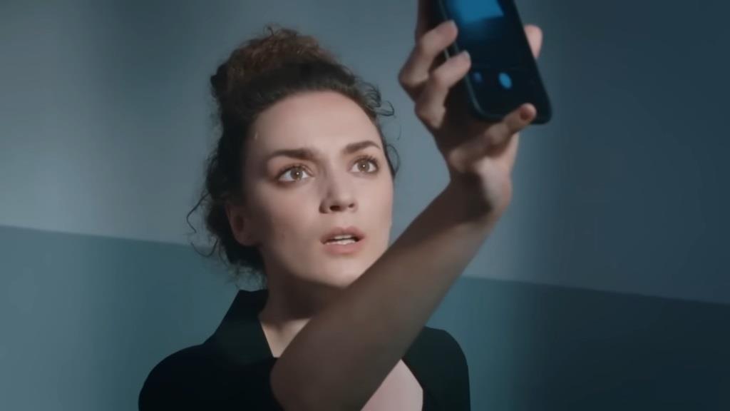 Nana unosi telefon, chcąc pokazać Yamanowi, co znajduje się za oknem.