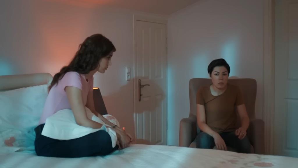 Duygu i Kara w pokoju.