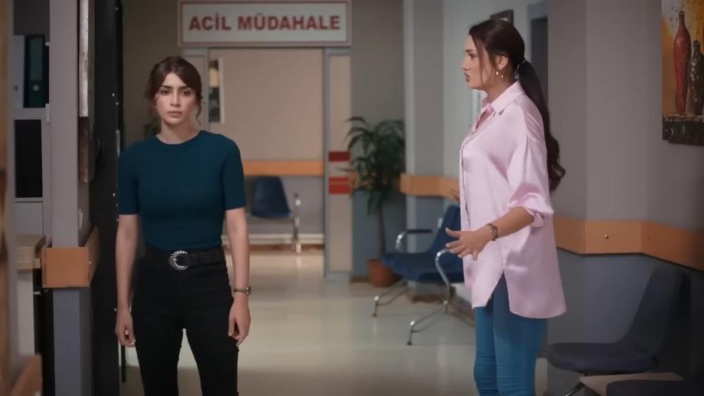 Duygu i Yagmur na szpitalnym korytarzu.