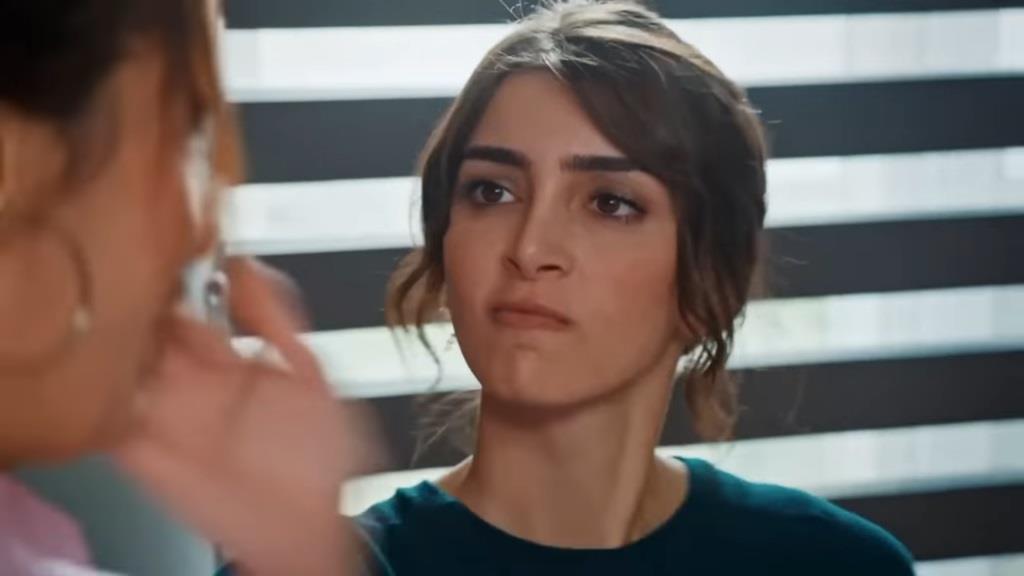 Duygu policzkuje Yagmur.