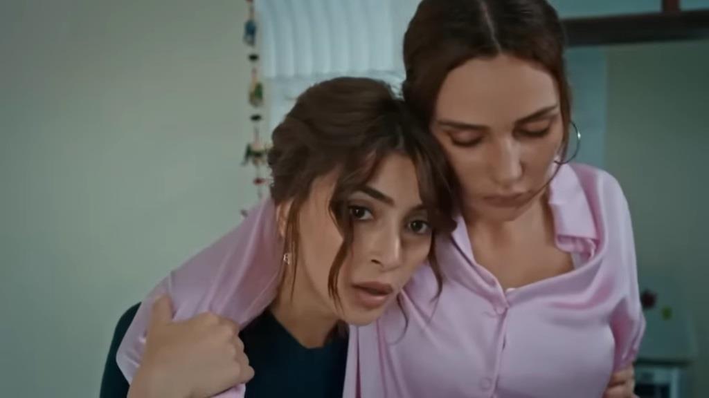 Duygu ratuje Yagmur.