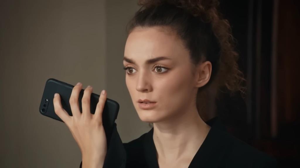 Nana odsłuchuje nagranie na telefonie.