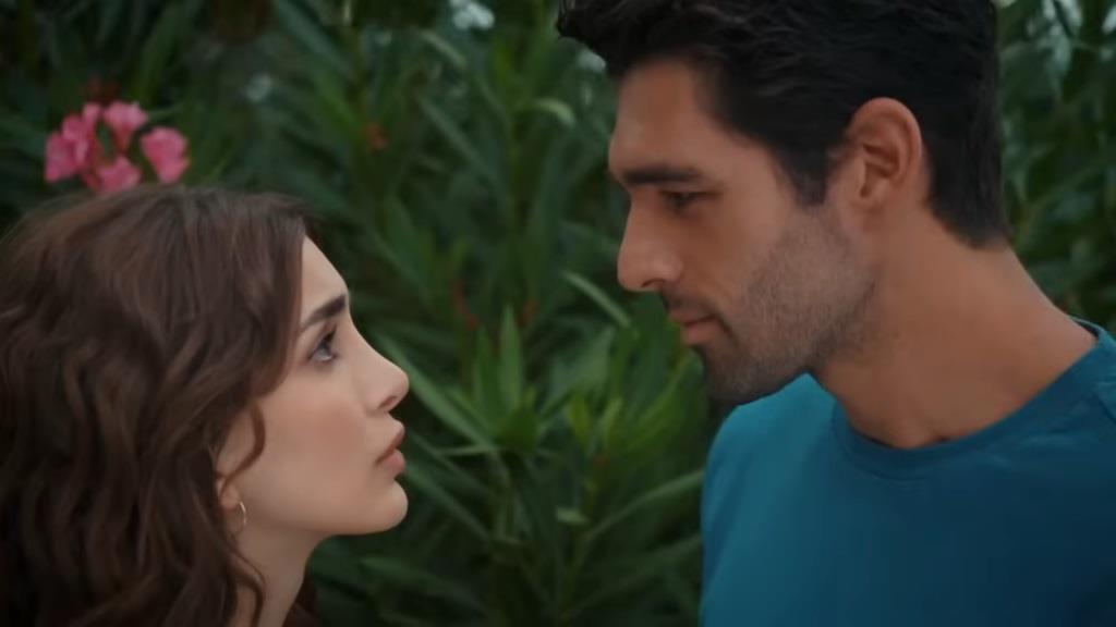 Duygu i Ali, wpatrzeni w siebie.