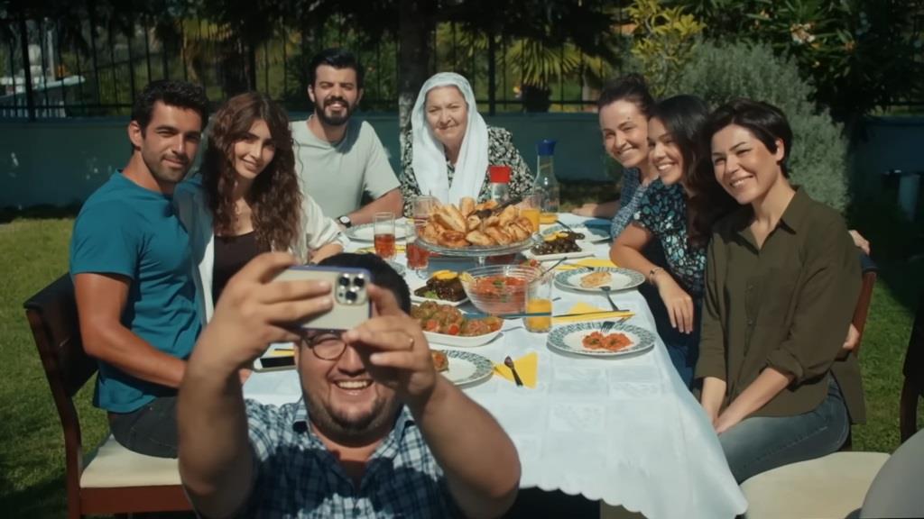 Ibrahim robi wspólne selfie z parą młodą i ich bliskimi.