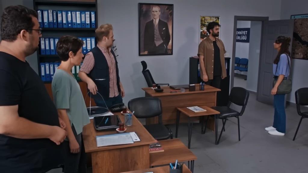 Nowa funkcjonariusza kieruje na Ferita zaskoczone spojrzenie.