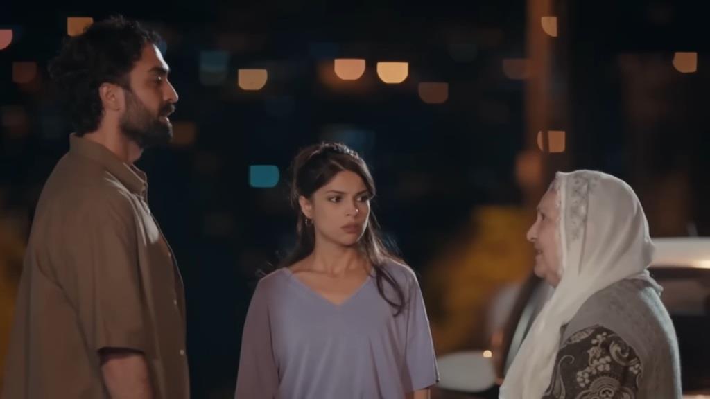 Ferit i Ayse rozmawiają z Sultan.