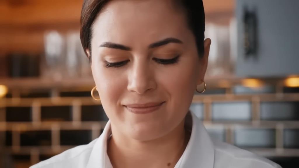Aynur uśmiecha się przebiegle.