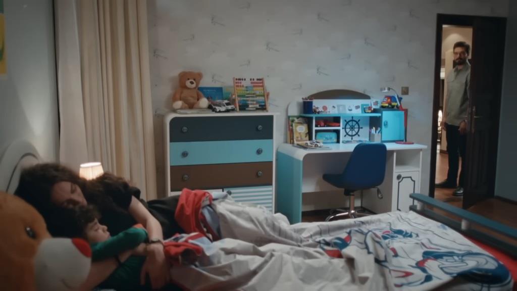 Nana zasnęła, tuląc Yusufa. Do pokoju zagląda Yaman.