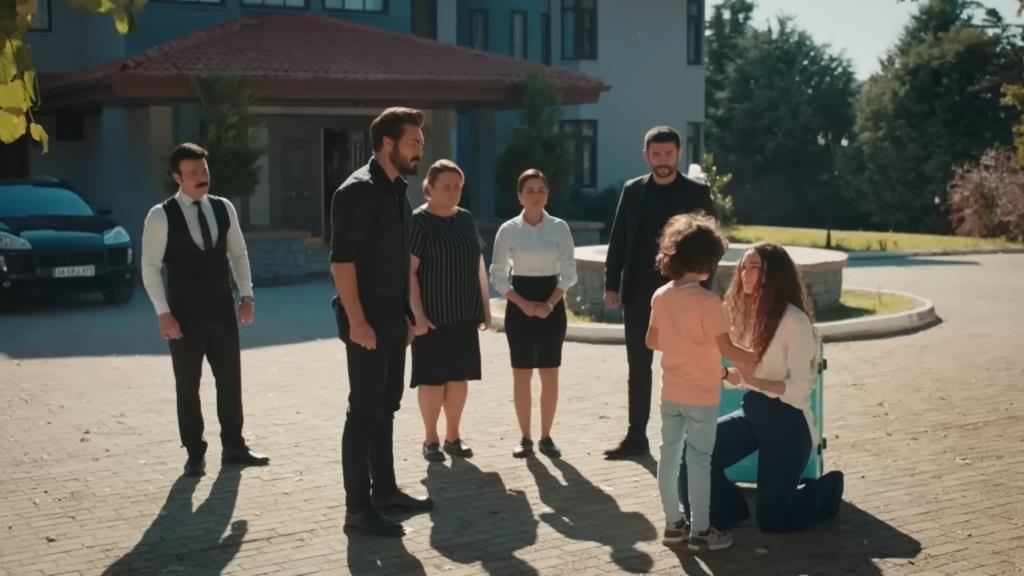 Nana sprowadza Yusufa do rezydencji.