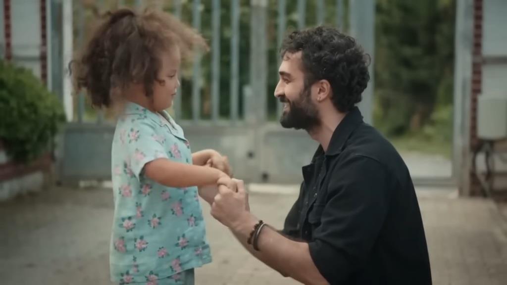 Ferit kuca przed Dogą.