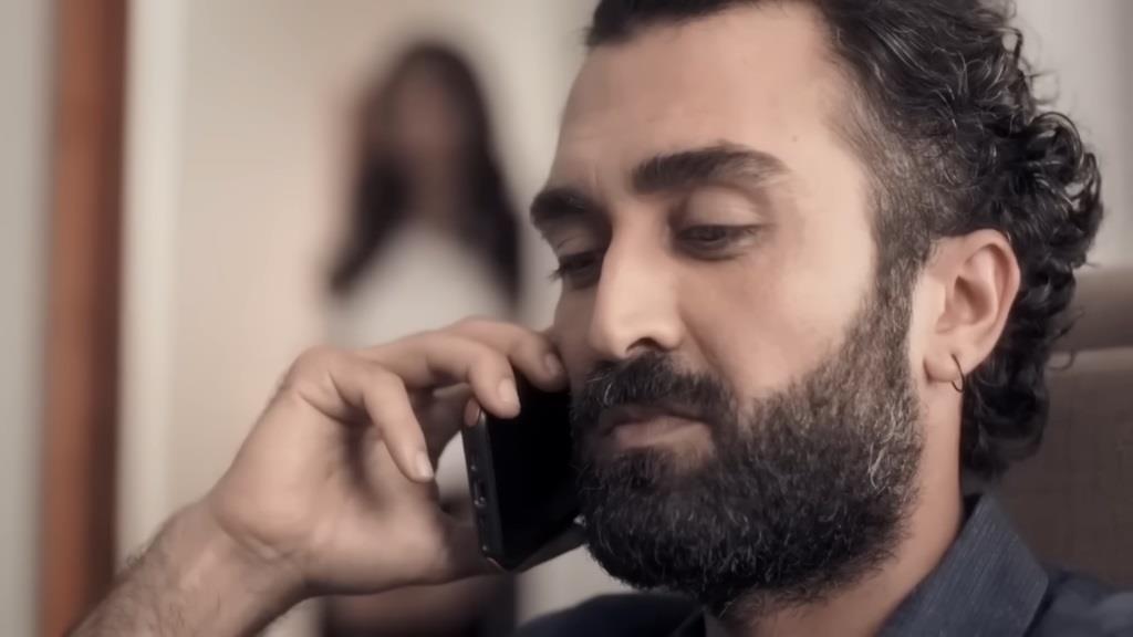 Ferit rozmawia przez telefon - scena z retrospekcji.
