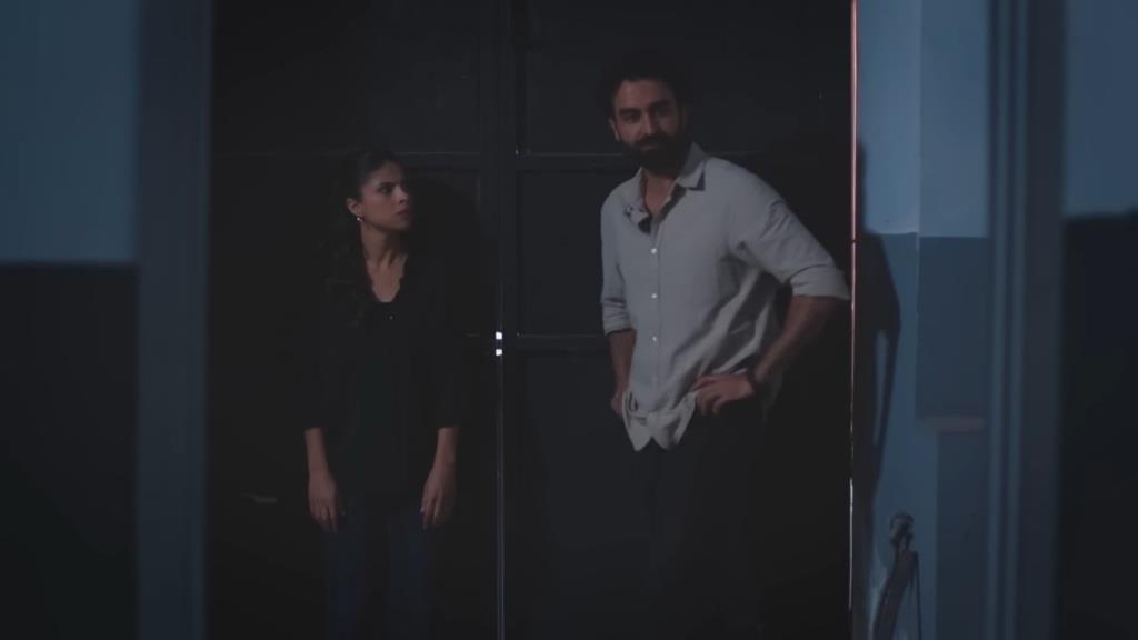 Ayse i Ferit zamknięci w opuszczonym budynku.