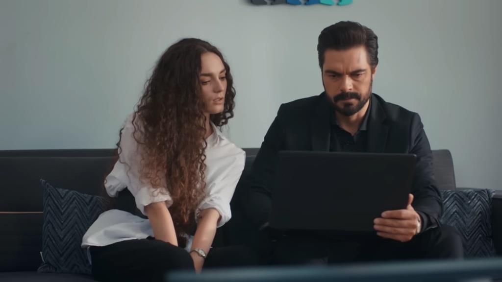 Nana i Yaman wpatrują się w ekran laptopa.