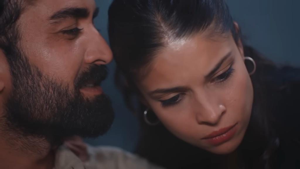 Ferit szepcze do Ayse na ucho.